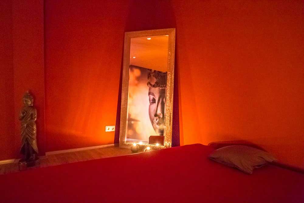 Großzügiger Massageraum mit warmer Beleuchtung bei Tantra Shiva Köln